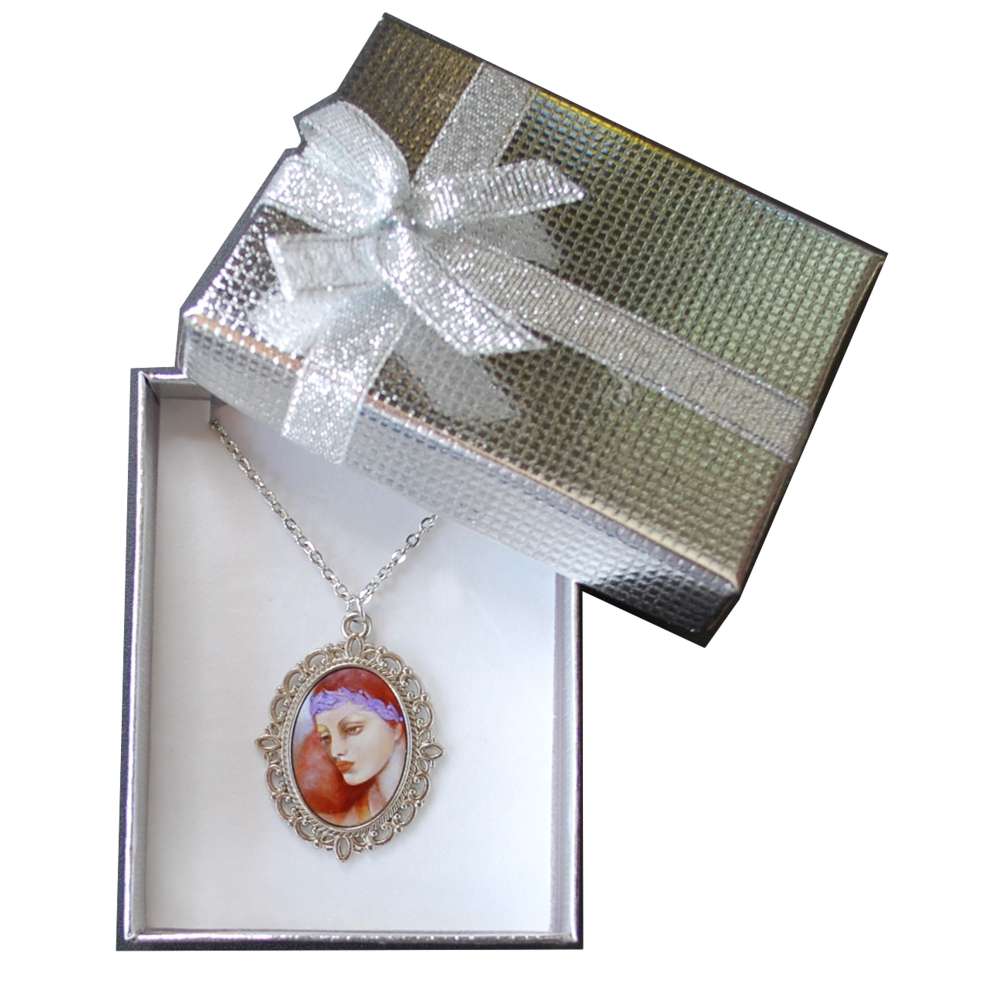 Jewellery box with a silver necklace featuring a pendant with a portrait by Idalet
