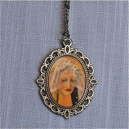 Bride - A delicate vintage necklace with an oval pendant