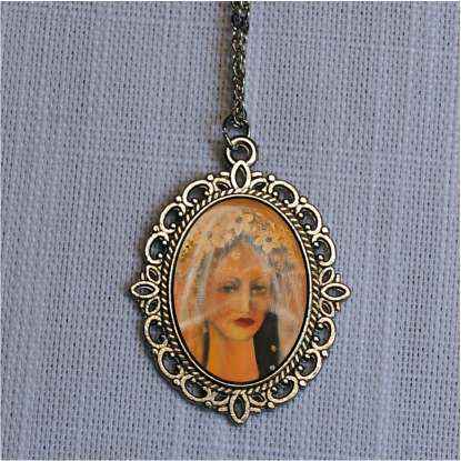 Bride - A delicate vintage necklace with an oval pendant