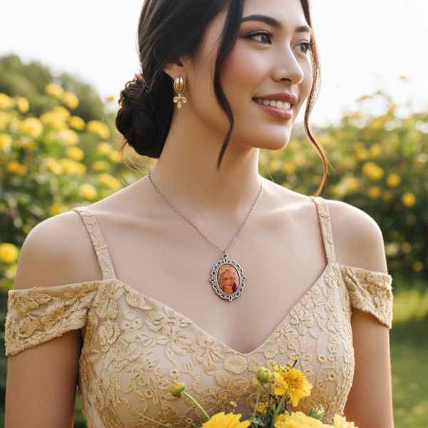 Bride - A delicate vintage necklace with an oval pendant