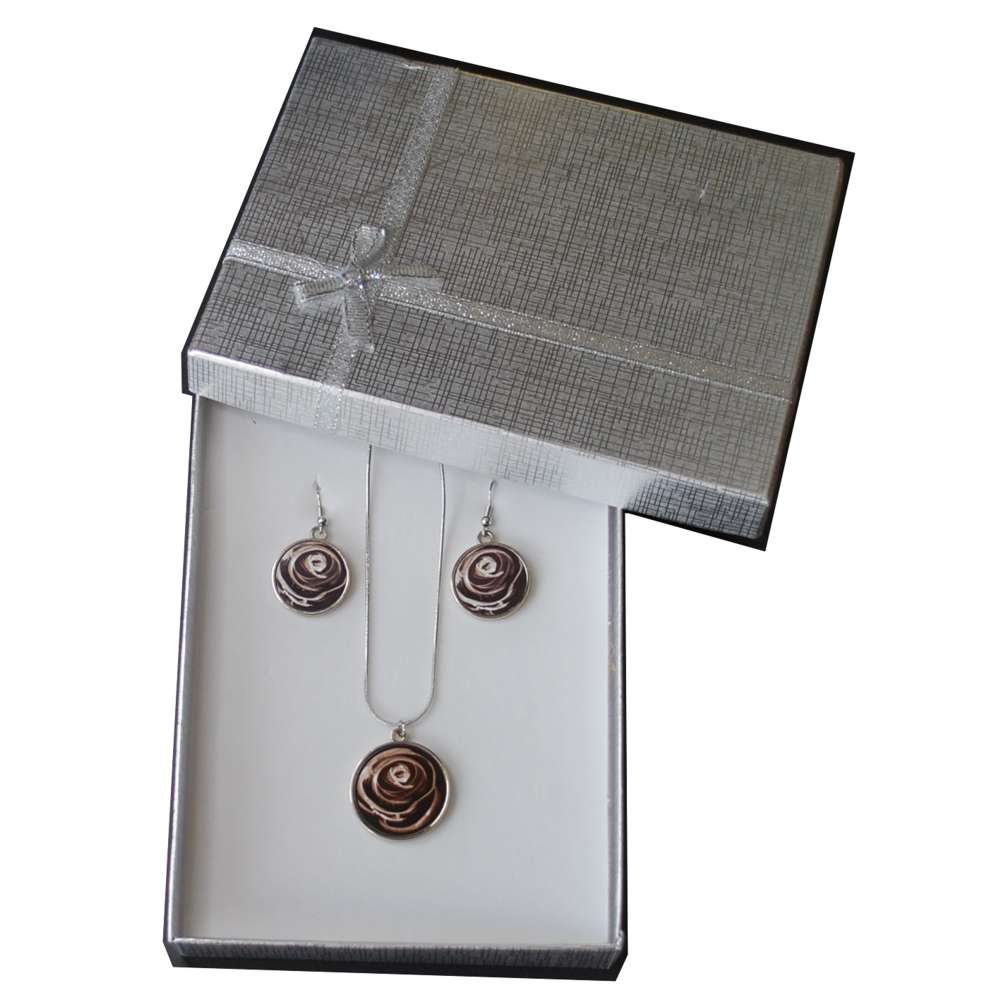 Jewellery set with round pendant and drop earrings in a decorative box with artwork by Idalet
