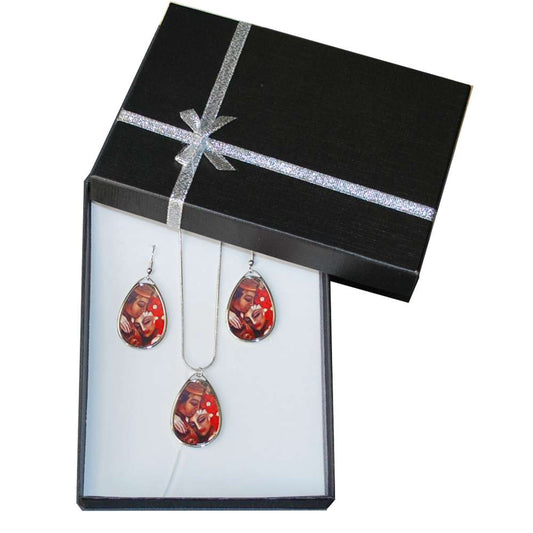 Teardrop-shaped earrings in a black gift box with a silver ribbon. idalet and erica